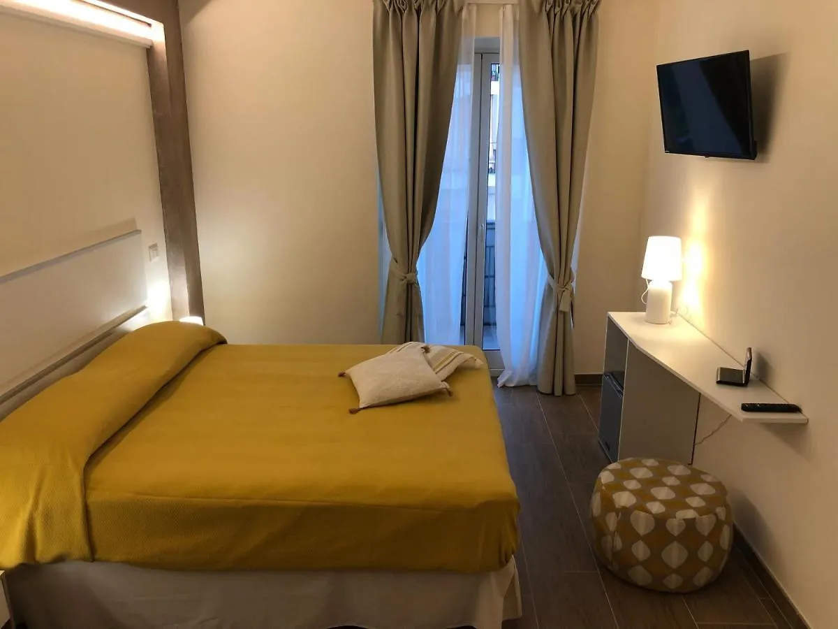 Donnarosahome Oliveri 0*,  Italia